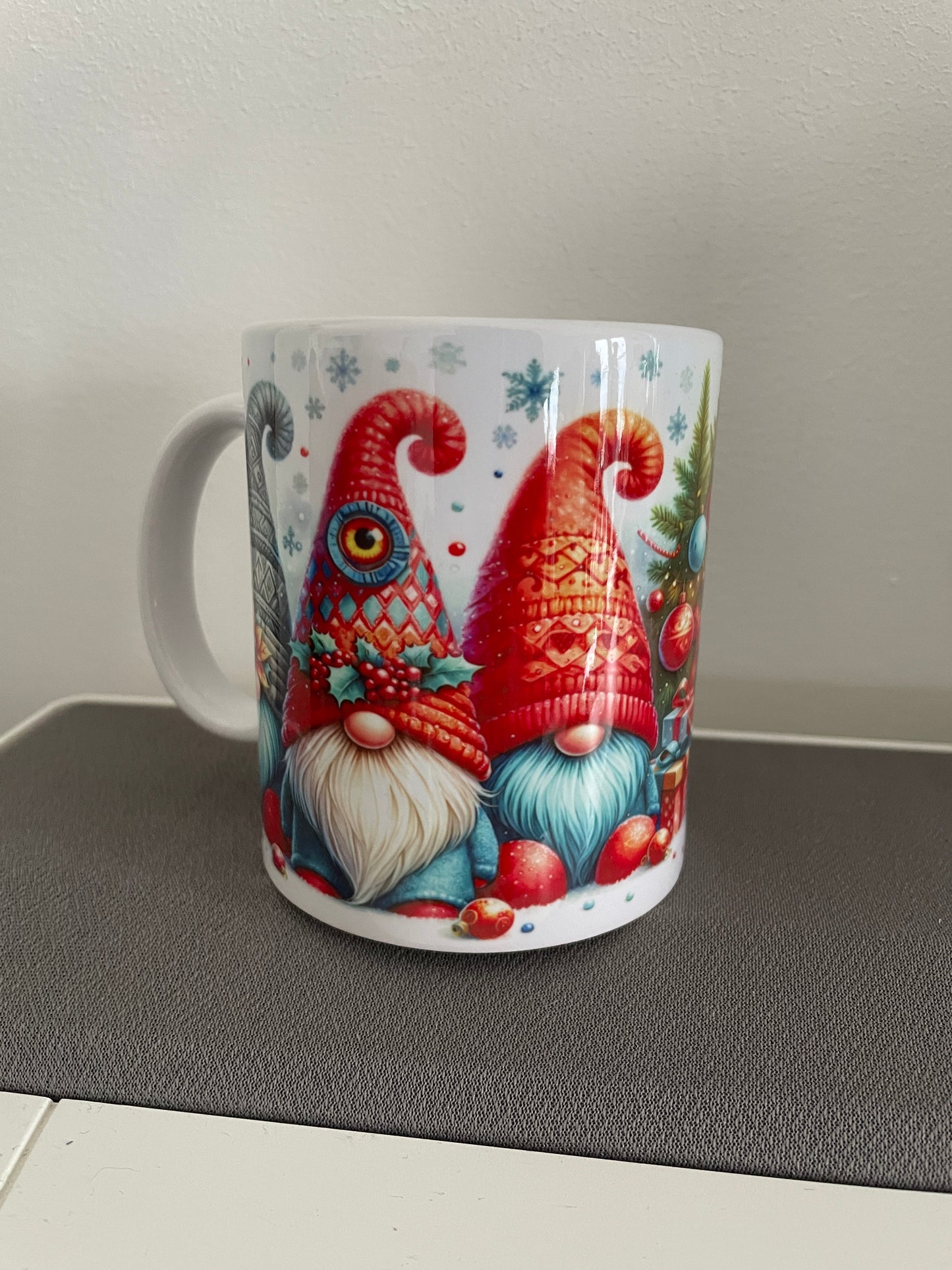 Tasse imprimée gnomes de Noël classique