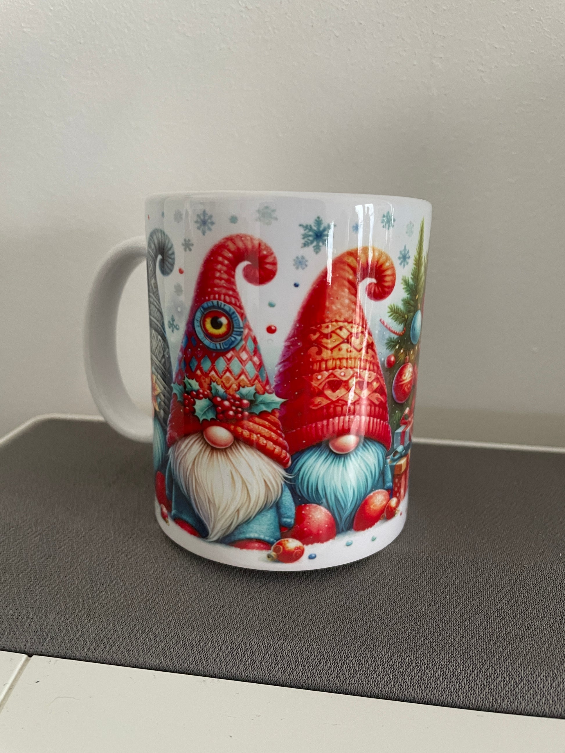 Tasse imprimée gnomes de Noël classique